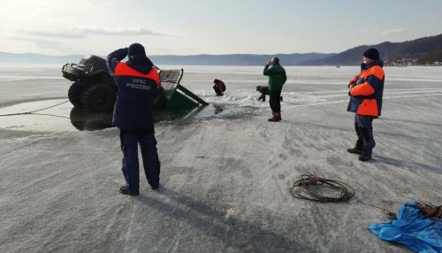 Два грузовика провалились под хрупкий лёд на Байкале