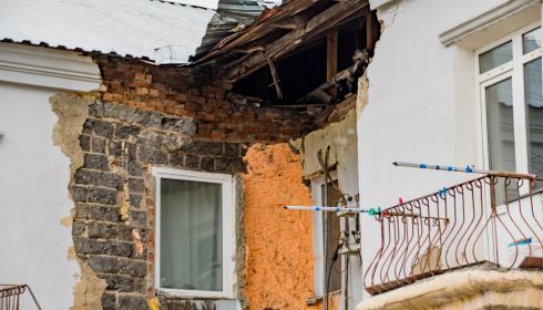 Зону ЧС ввели в радиусе пяти метров от аварийного дома в Барнауле