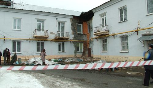 Режим ЧС: жильцов дома в Барнауле эвакуировали из-за обрушения фасада