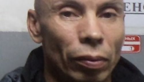 Лысого 50-летнего мужчину в спортивной одежде ищут в Барнауле