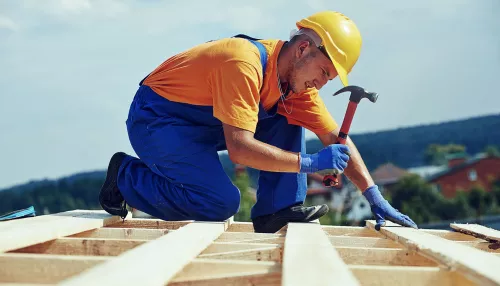 Молодые строители в Барнауле не могут получить официальную работу