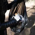 Барнаульцы убирают в городе мусор в ходе осенней санитарной очистки