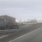 Пункт назначения: на Алтае растерянные лесовозом бревна протаранили грузовик