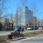 С приходом весны на улицы Барнаула возвращают скамейки