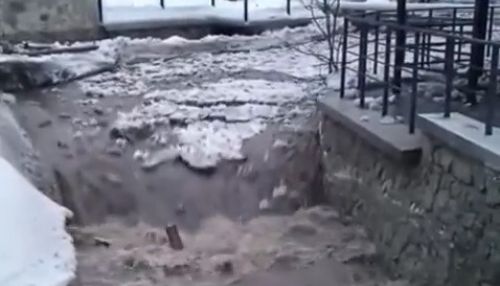 Бурный сход воды с гор сняли на видео в Белокурихе