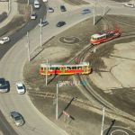 Соцсети: два трамвая сошли с рельсов на кольце в Барнауле