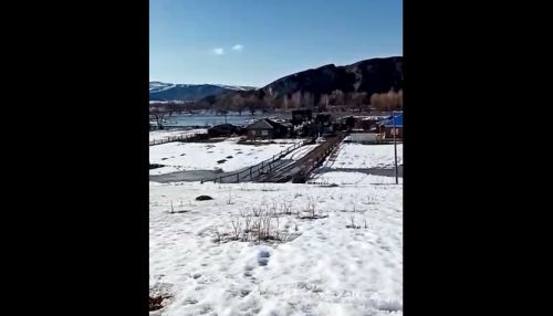 Дворы в крупном алтайском селе топит из-за гигантского затора льда на Ануе