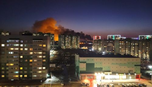 В Барнауле горит офисно-складской комплекс на Власихинской