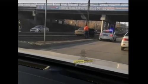 В Барнауле автомобиль сбил стоявшего на остановке пешехода