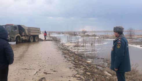 Река на улице и школа в озере: появились кадры мощного паводка на Алтае
