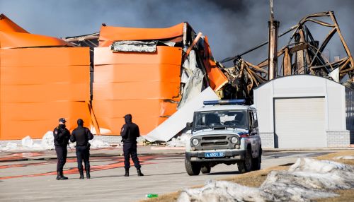 В МЧС рассказали, почему не смогли спасти от огня огромный склад в Барнауле