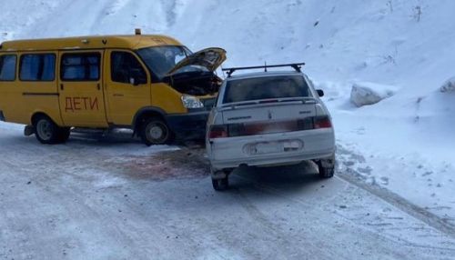 На Алтае школьный автобус с детьми попал в аварию