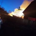Пожарные два часа тушили частные дома в Новоалтайске - выгорели два жилья