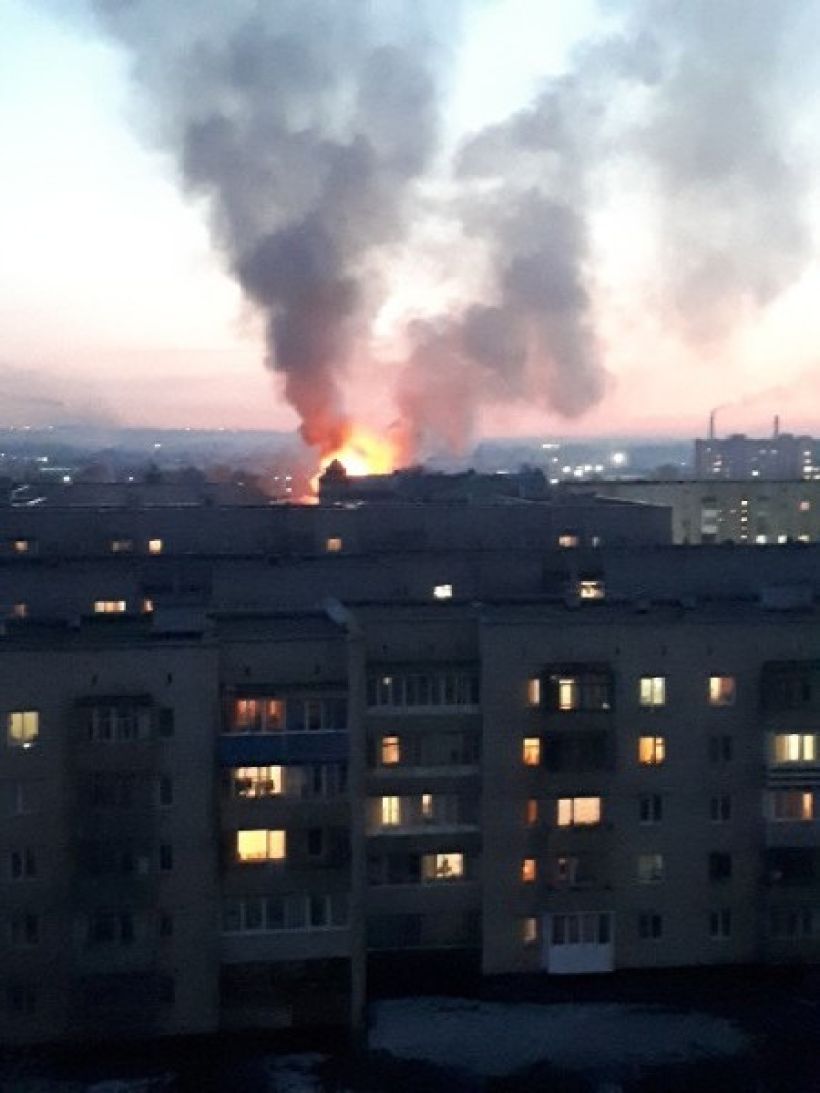 Пожар в Новоалтайске Фото:vk.com/incident22, vk.com/barneos22