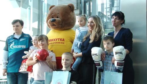 Звезды мирового спорта подарили барнаульским детям особенные подарки