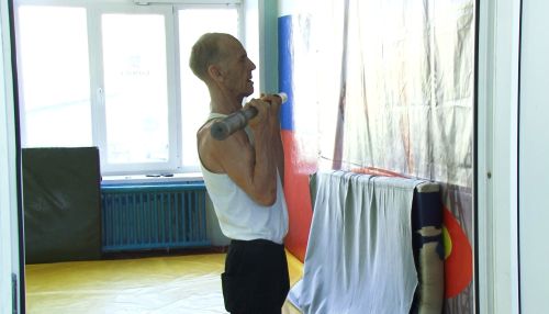 Даже молодые завидуют: пенсионер из Барнаула занялся борьбой в 70 лет