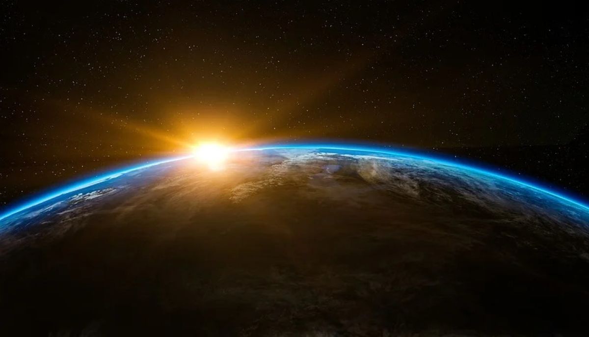 Земля и солнце из космоса фото