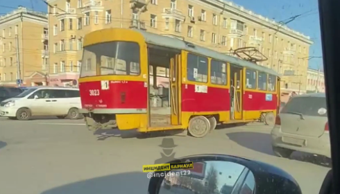 Еще один трамвай сошел с рельсов в центре Барнаула