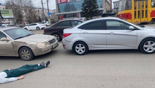 В Барнауле водитель устроил ДТП в центре города и лег на дорогу