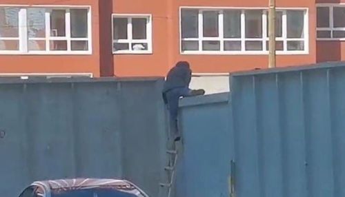 Жители новостроек в Барнауле лазят через забор, чтобы попасть на соседнюю улицу
