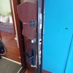 ОМОН по ошибке вломился в квартиру жительницы Заринска и вышиб ей дверь