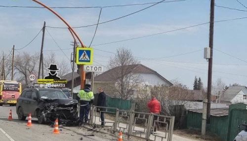 Автомобиль снес ограждение после ДТП на Змеиногорском тракте