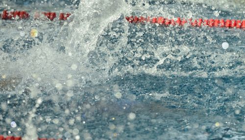 12-летний мальчик впал в кому после неудачного прыжка с вышки бассейна
