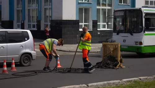 В Бийске уже в марте приступили к ямочному ремонту дорог
