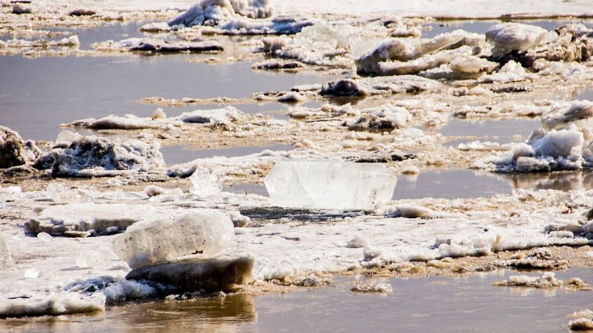 Прочитайте ледоход лед идет вышел на берег. Ледоход. Лед идет по реке. На Каме тронулся лед. Ледоход лед идет вышел.