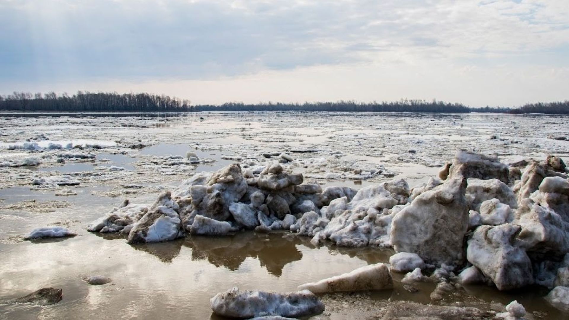 Прочитайте ледоход лед идет вышел на берег. Ледоход Барнаул. Ледоход в Барнауле 2022. Апрель ледоход. Ледоход в Аше.