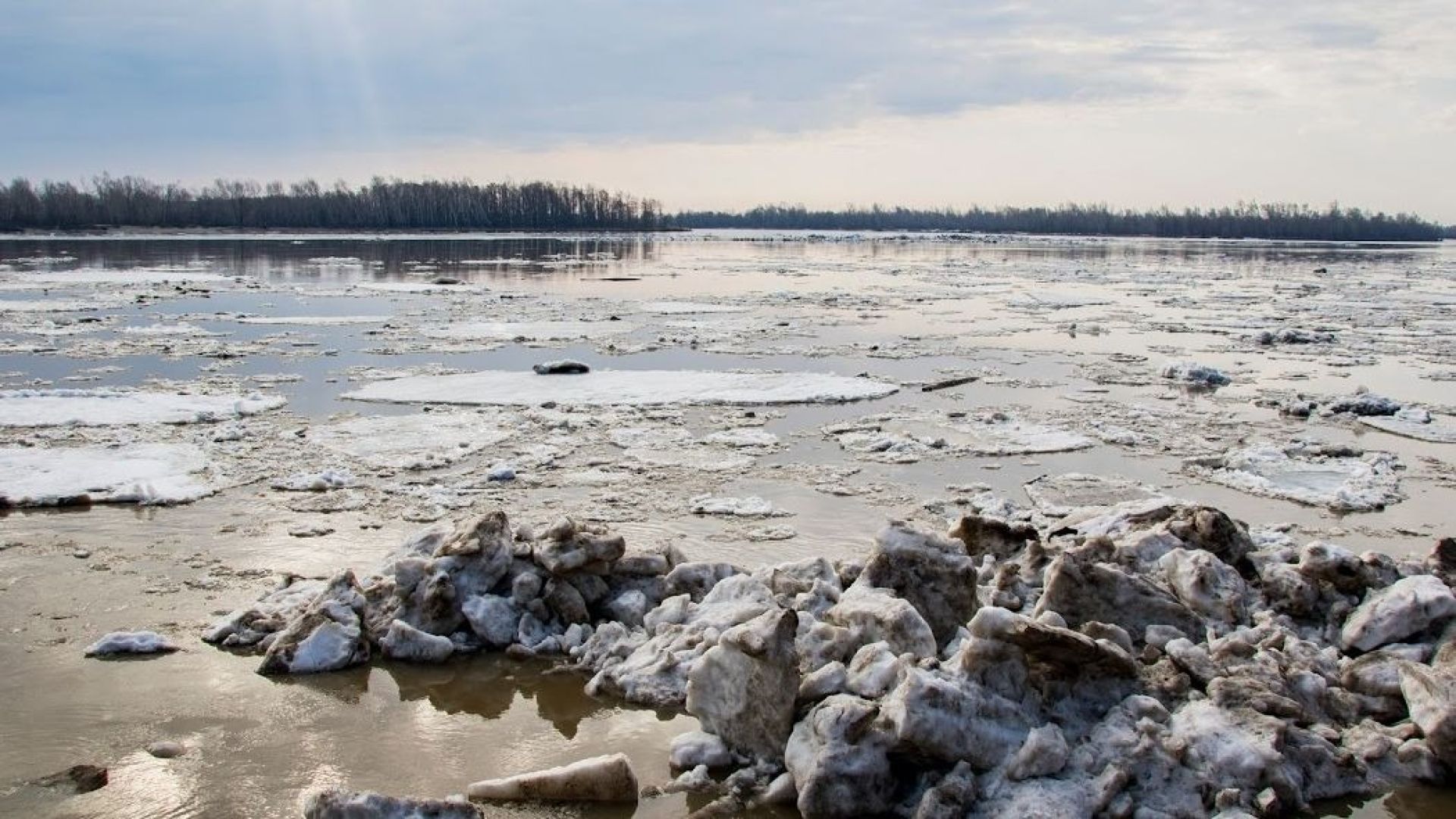 Прочитайте ледоход лед идет вышел на берег. Ледоход в Барнауле 2022. Ледоход на берегу Оби. Ледоход в Барнауле 2023.