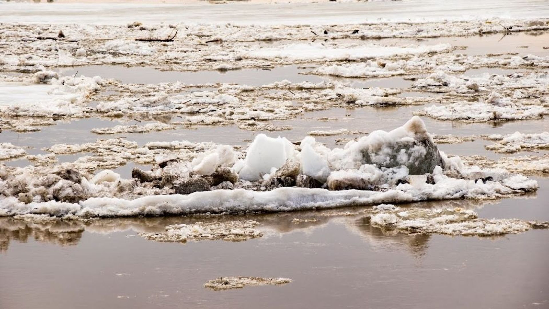 Прочитайте ледоход лед идет вышел на берег. Ледоход на Оби 2022 Барнаул. Ледоход в Барнауле 2023. Апрель ледоход. Ледоход на берегу Оби.