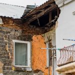 Дому хана: жильцам разваливающейся двухэтажки мэрия пообещала выкуп квартир