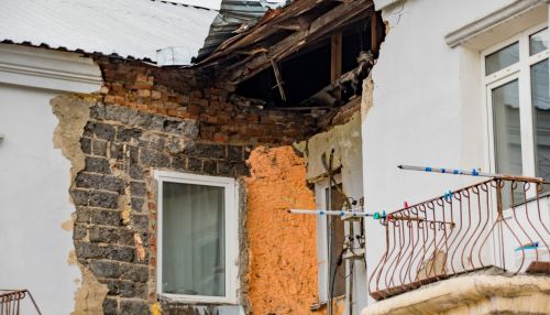 Дому хана: жильцам разваливающейся двухэтажки мэрия пообещала выкуп квартир