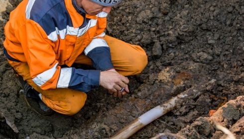 В барнаульском поселке стабильно раз в год прорывает водопровод