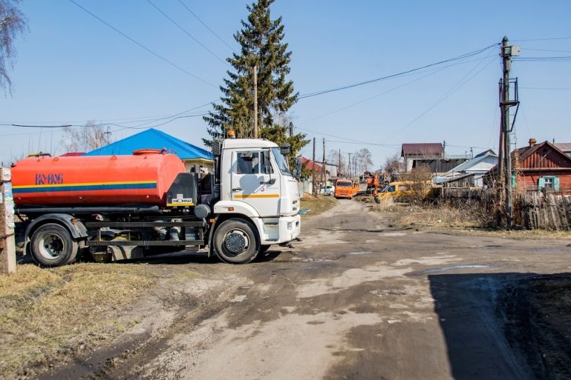 Порыв водопровода на Осипенко в Барнауле Фото:Виталий Барабаш