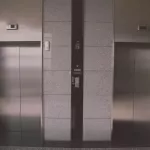 Бийчанин спел песню в лифте и украл зеркало, перед которым выступал