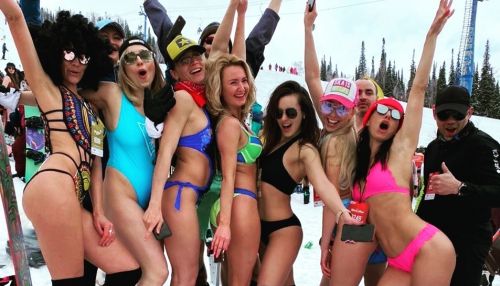 Сотни девушек в бикини съехали с горы в сибирском Шерегеше
