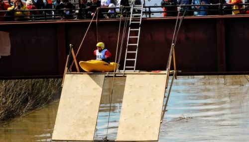 Экстремалы-каякеры устроили в Барнауле прыжки в реку с рампы