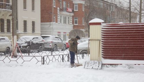 В Барнауле 125 алиментщиков убирали снег с улиц города