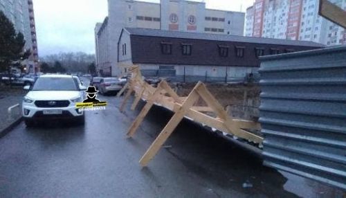 Ураган сорвал заборы и конструкции, которые повредили авто в Барнауле
