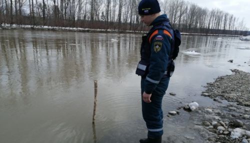 Движение на двух алтайских трассах ограничили из-за паводка