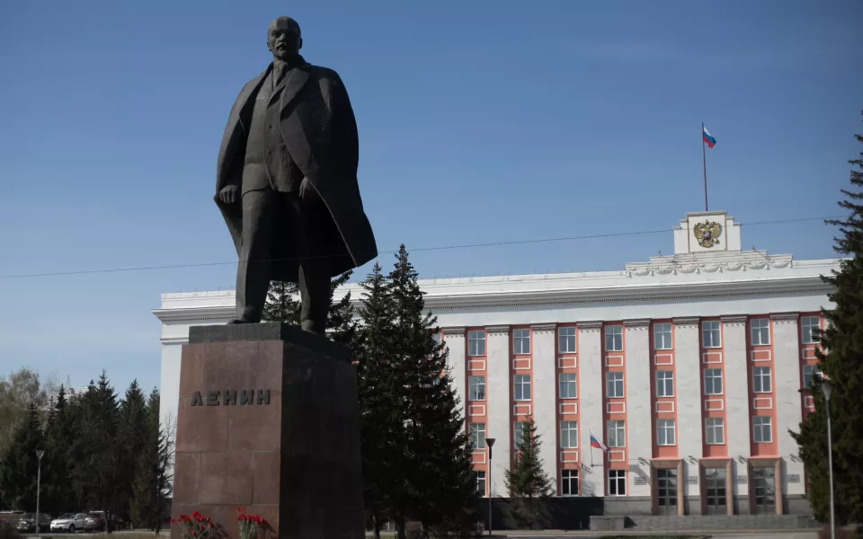 В Барнауле почтили память вождя мирового пролетариата