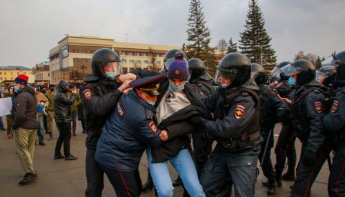 На несанкционированном митинге в Барнауле полицейских было больше участников