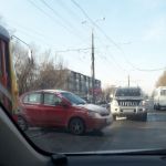 Снегопад и ДТП на путях парализовали движение в Барнауле