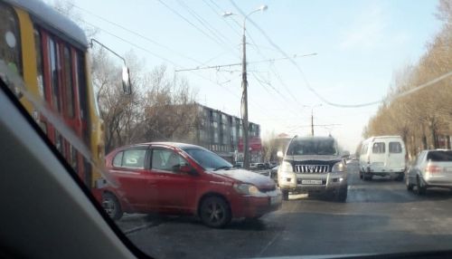 Снегопад и ДТП на путях парализовали движение в Барнауле