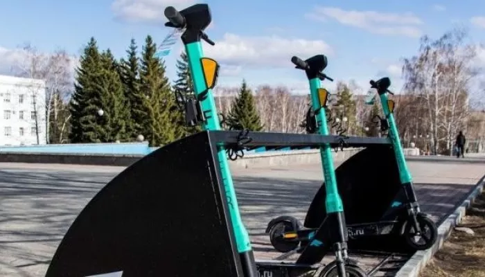 Коляска перевернулась: юные самокатчицы сбили мать с ребенком в Новосибирске