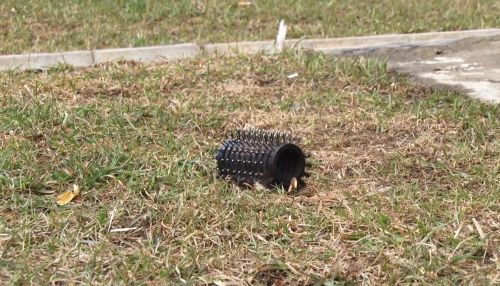 Жительница Барнаула выкидывает из окна посуду, продукты и мусор