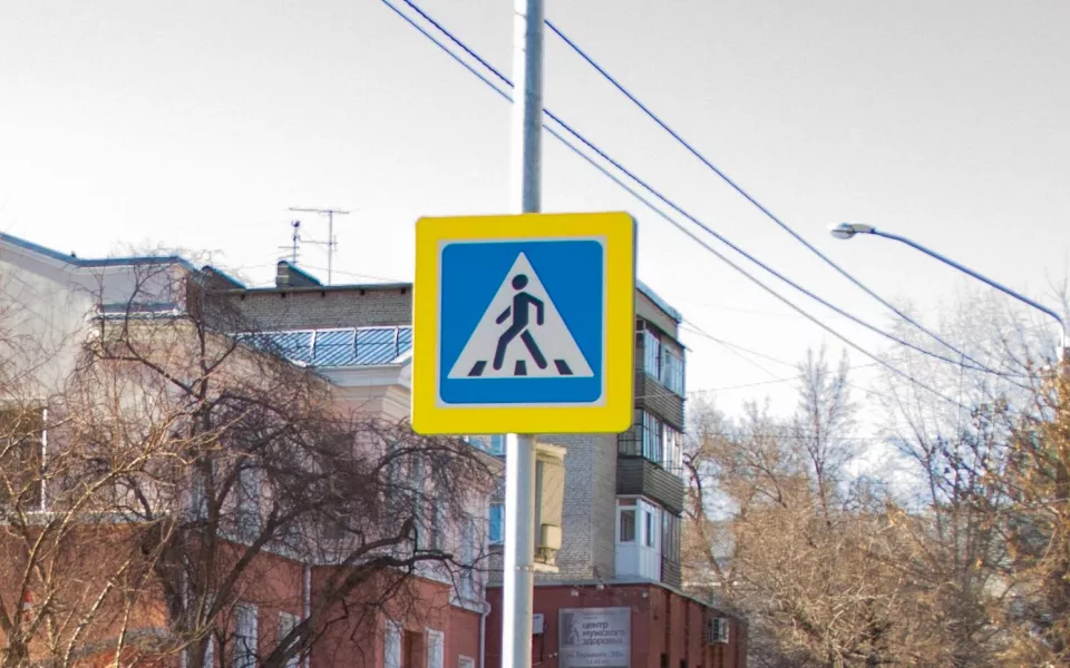 В центре Барнаула на пешеходном переходе сбили девушку