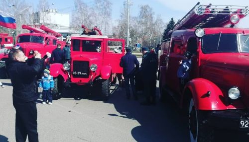 Колонна пожарной ретро-техники проехала по центру Барнаула